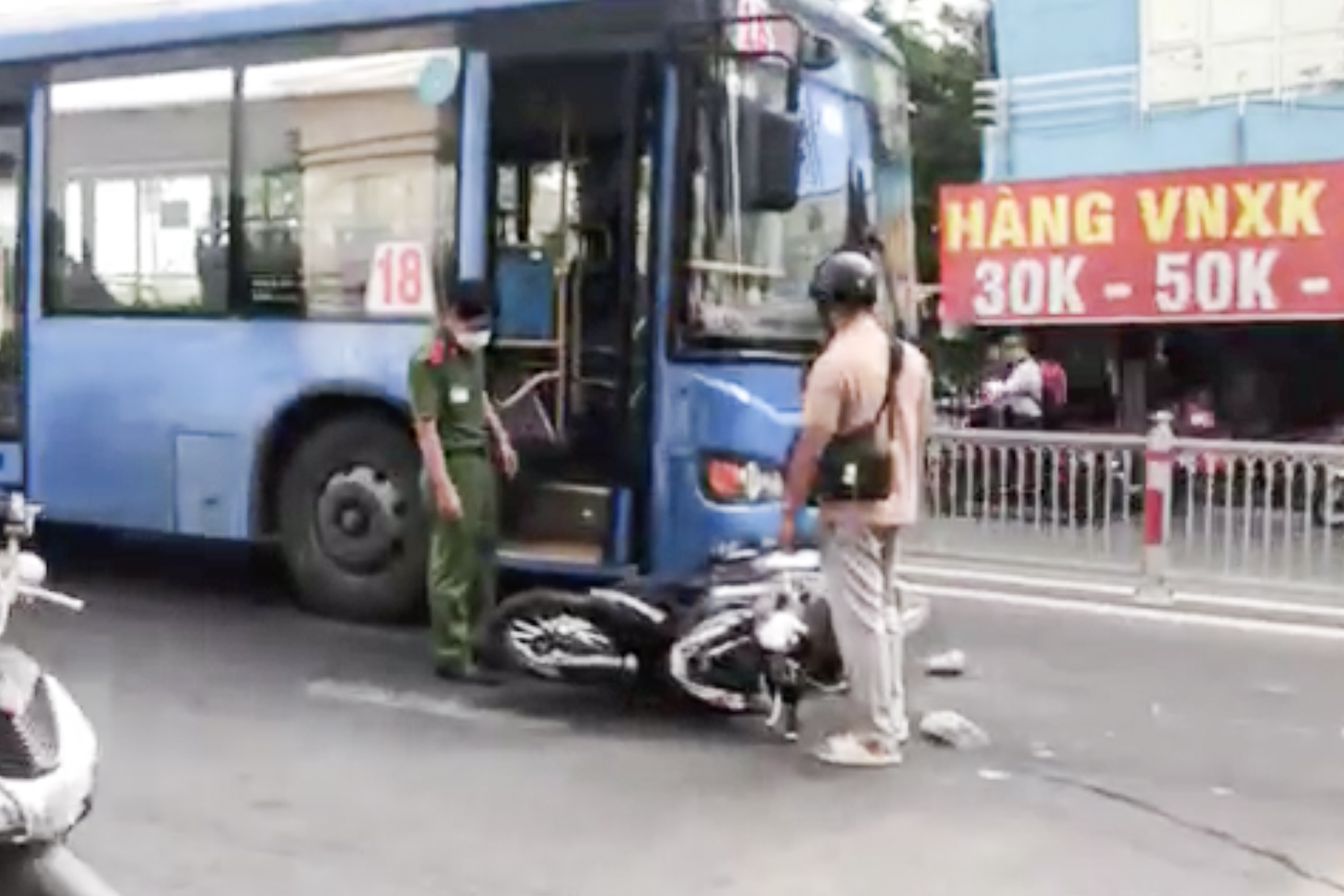 Va cham xe buyt o TP.HCM, mot phu nu nhap vien hinh anh