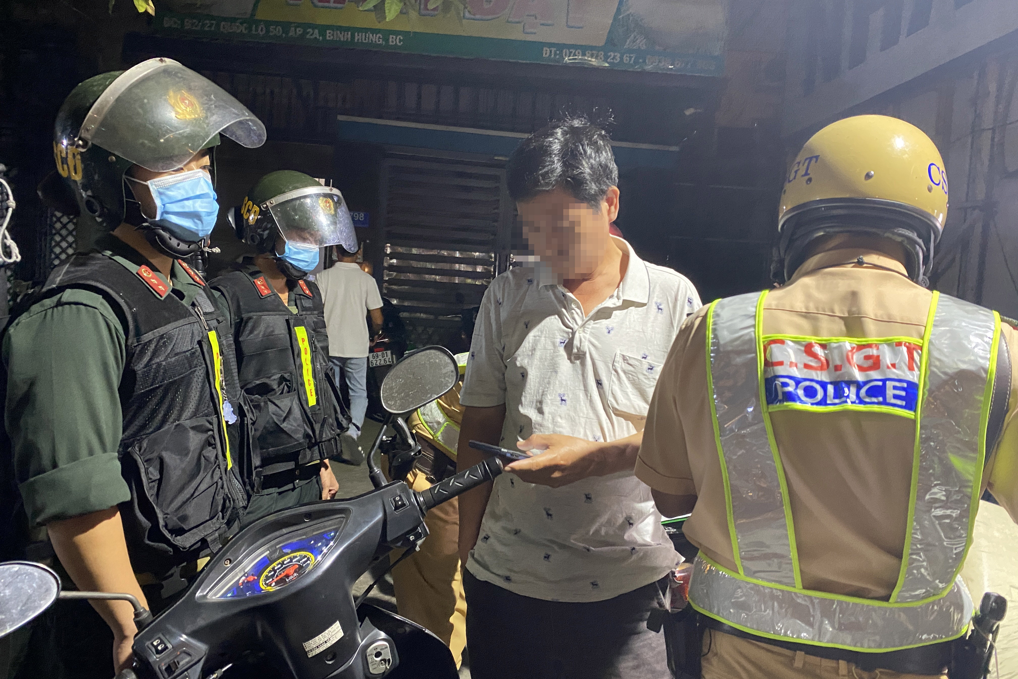 Tai xe o TP.HCM bo xe, chay khoi chot CSGT khi bi kiem tra nong do con hinh anh