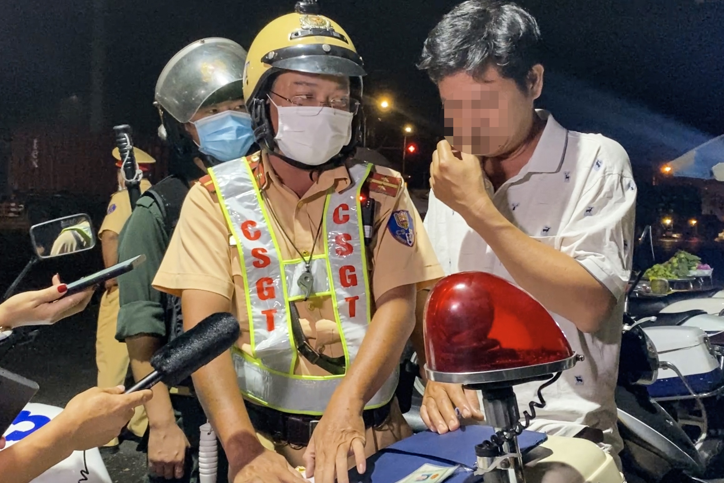 Tai xe say xin doi kiem tra may do nong do con cua CSGT hinh anh