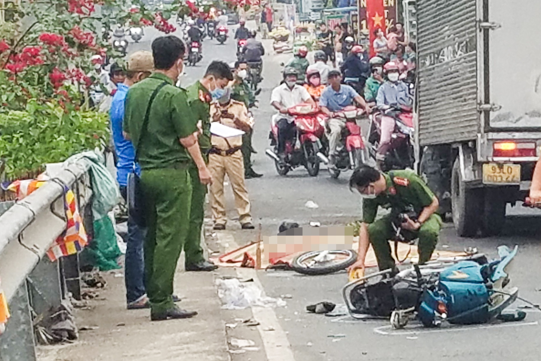 Xe may tong truc dien oto o TP.HCM, mot nguoi chet hinh anh