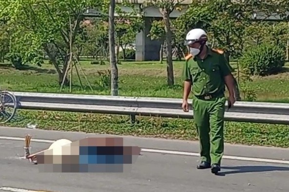 Nguoi phu nu di xe dap tu vong vi tu nga xuong duong hinh anh