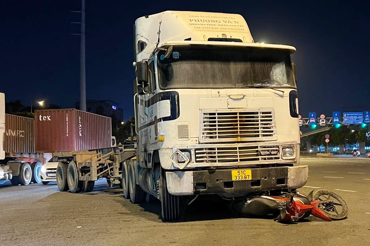 Va cham xe dau keo o TP.HCM, nam dan quan tu ve tu vong hinh anh