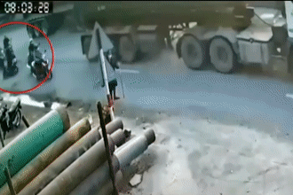 Mat lai, nguoi phu nu bi xe dau keo can tu vong hinh anh