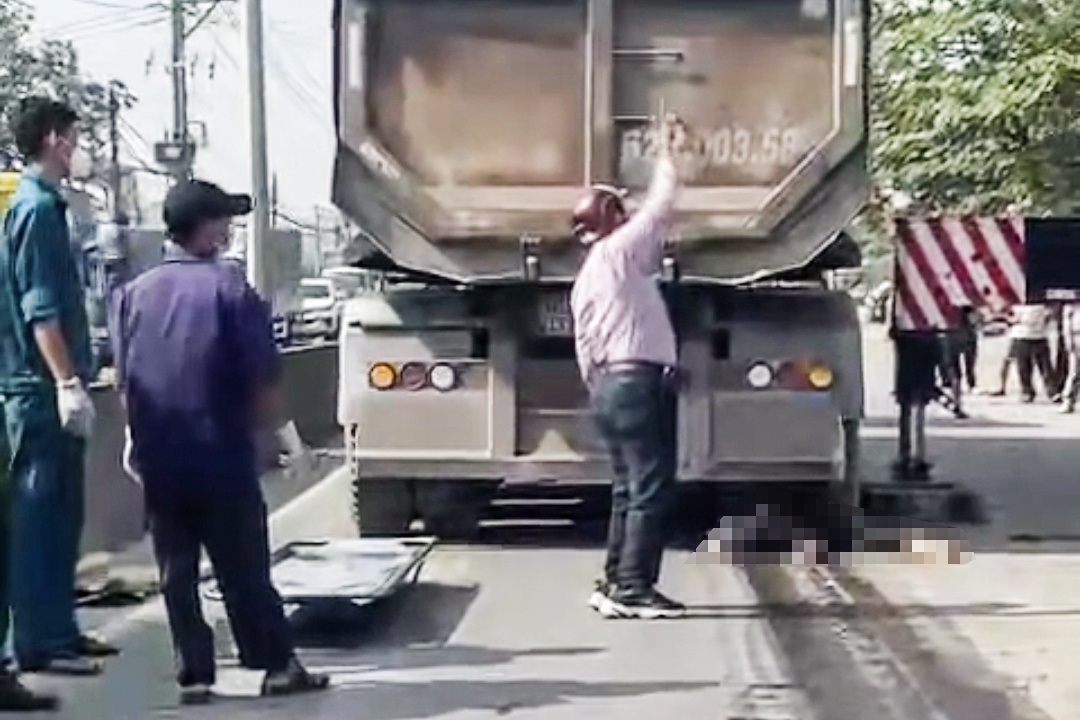 Nguoi phu nu bi xe dau keo can tu vong tren duong di lam hinh anh
