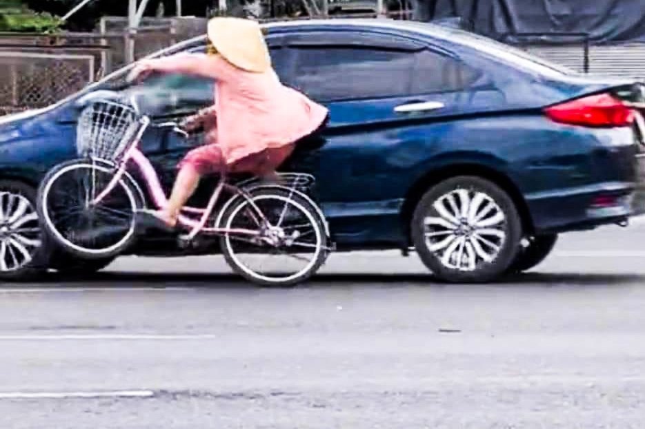 Xac dinh nguoi phu nu dap xe nguoc chieu, va cham oto o TP.HCM hinh anh