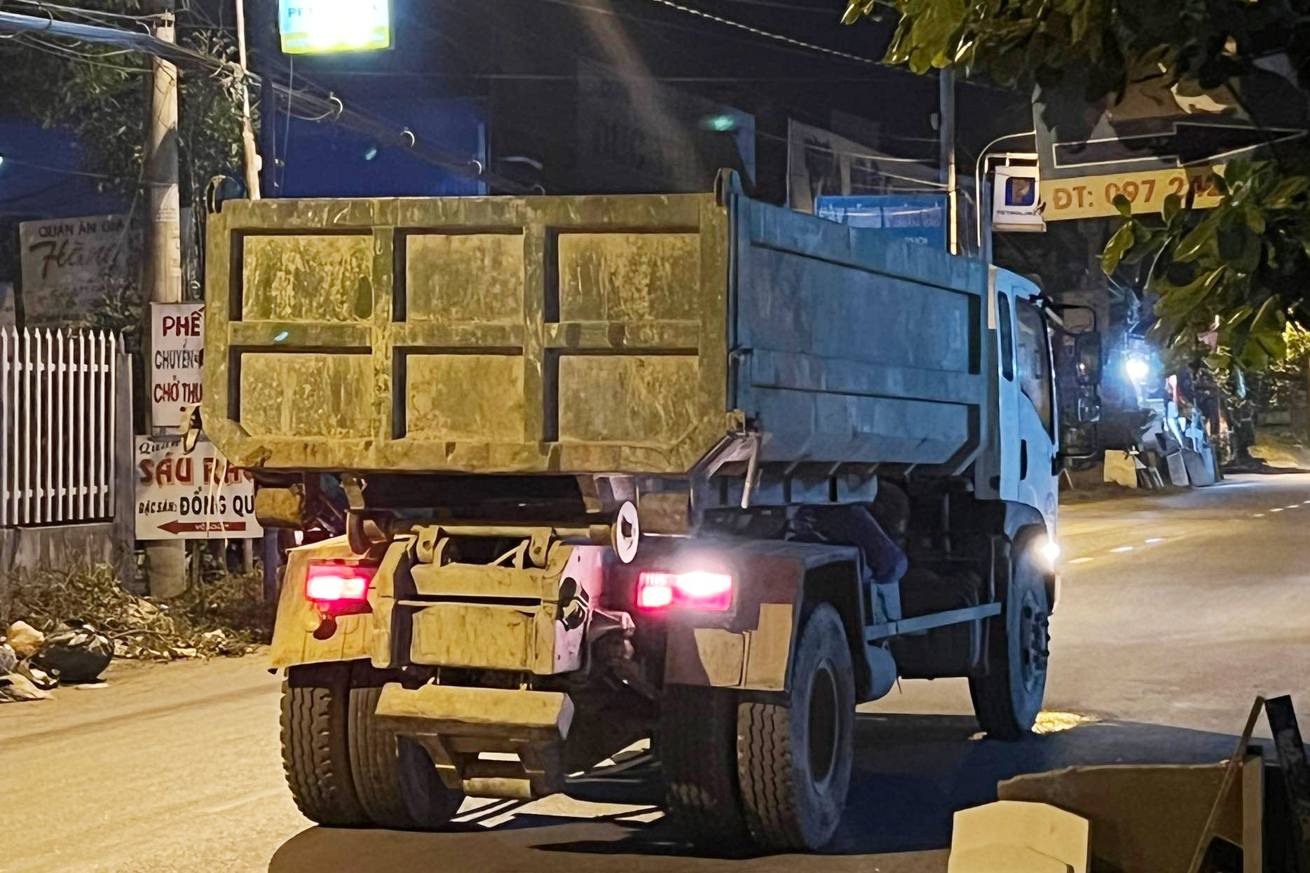 Nguoi dan TP.HCM chan xe cho rac bo chay sau tai nan chet nguoi hinh anh