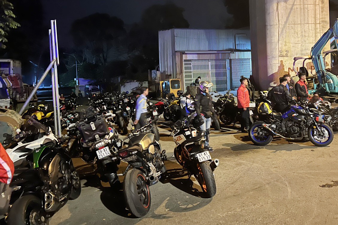 Canh sat vay bat hon 100 'quai xe' chay vao duong cam o TP.HCM hinh anh