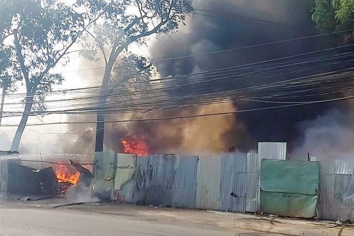 Vu chay bai rac lam hon 200 ho dan mat dien hinh anh