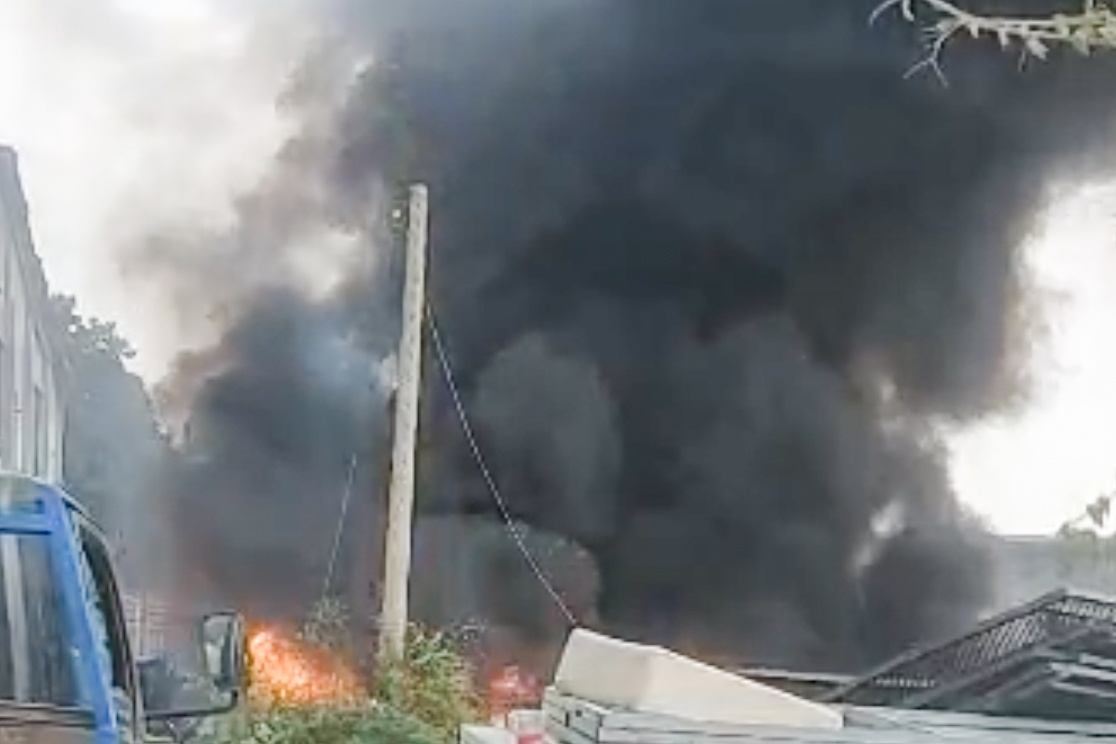 Bai rac boc chay, lan sang xe tai o TP.HCM hinh anh