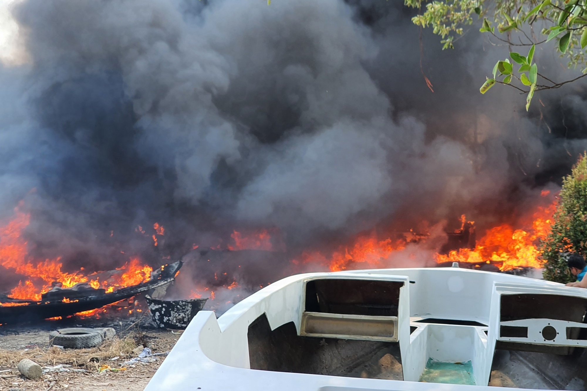 Gan 10 cano bi thieu rui ven song Sai Gon hinh anh