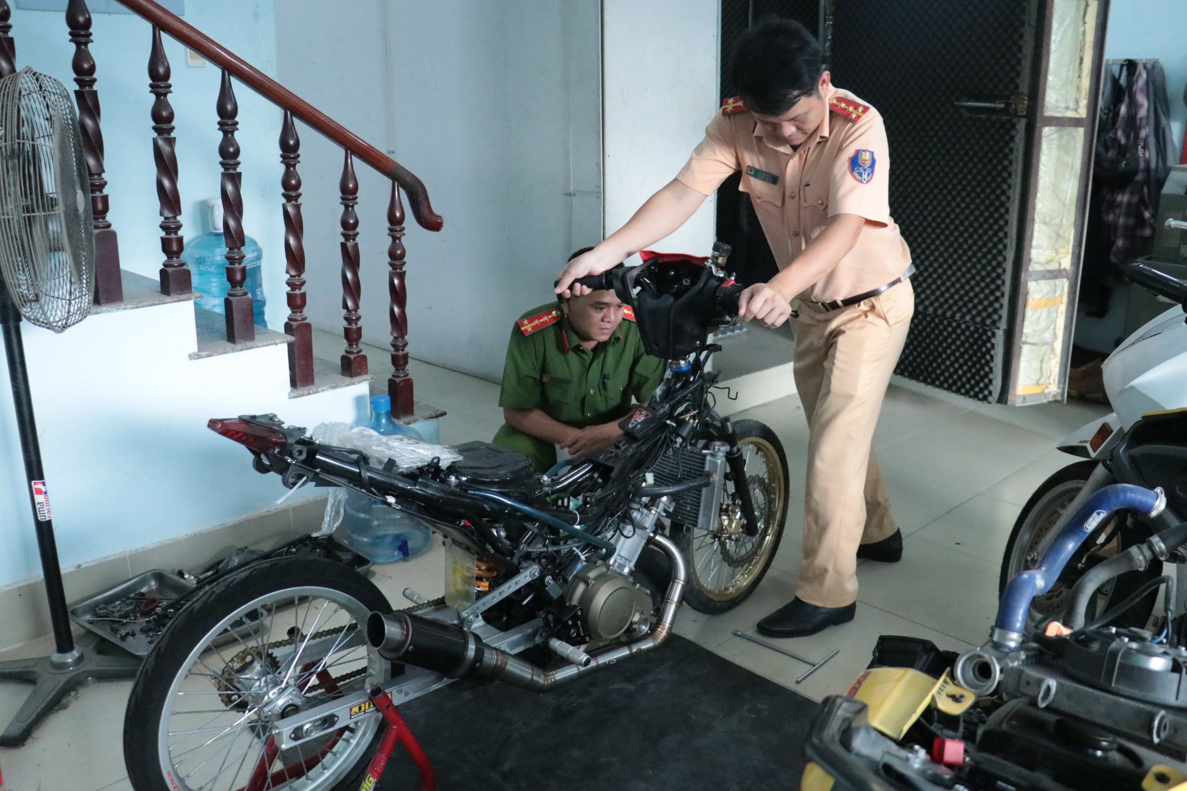 Phat 11 tiem 'do xe' o TP.HCM hinh anh