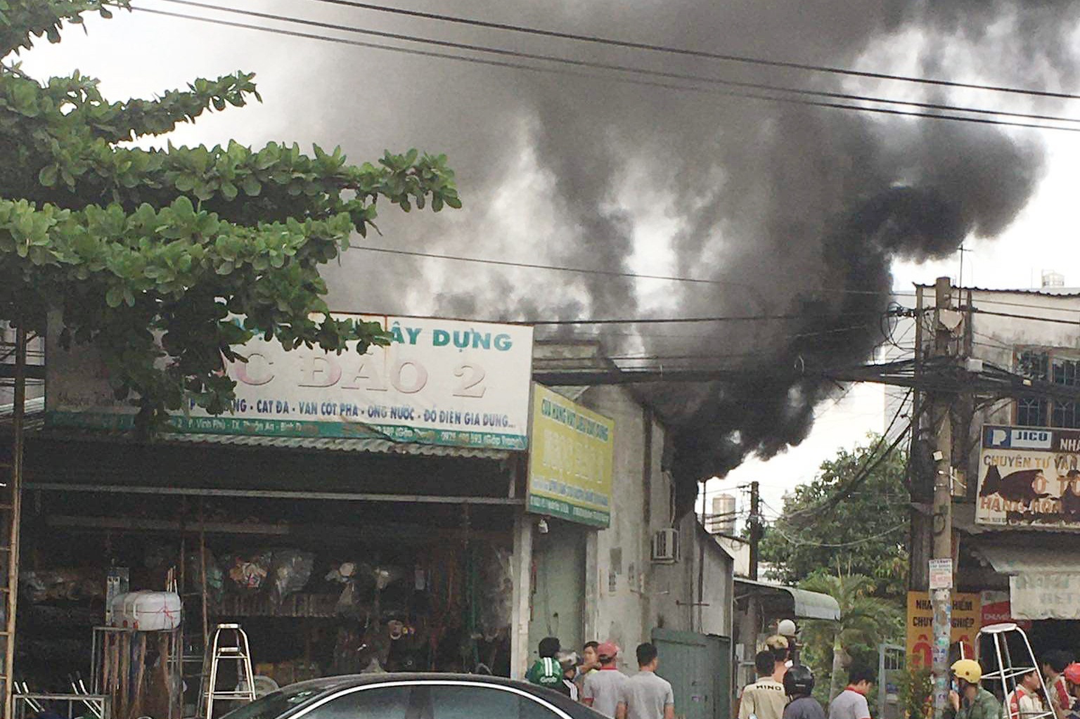 Chay nha ven quoc lo o TP.HCM, nhieu nguoi thao chay hinh anh