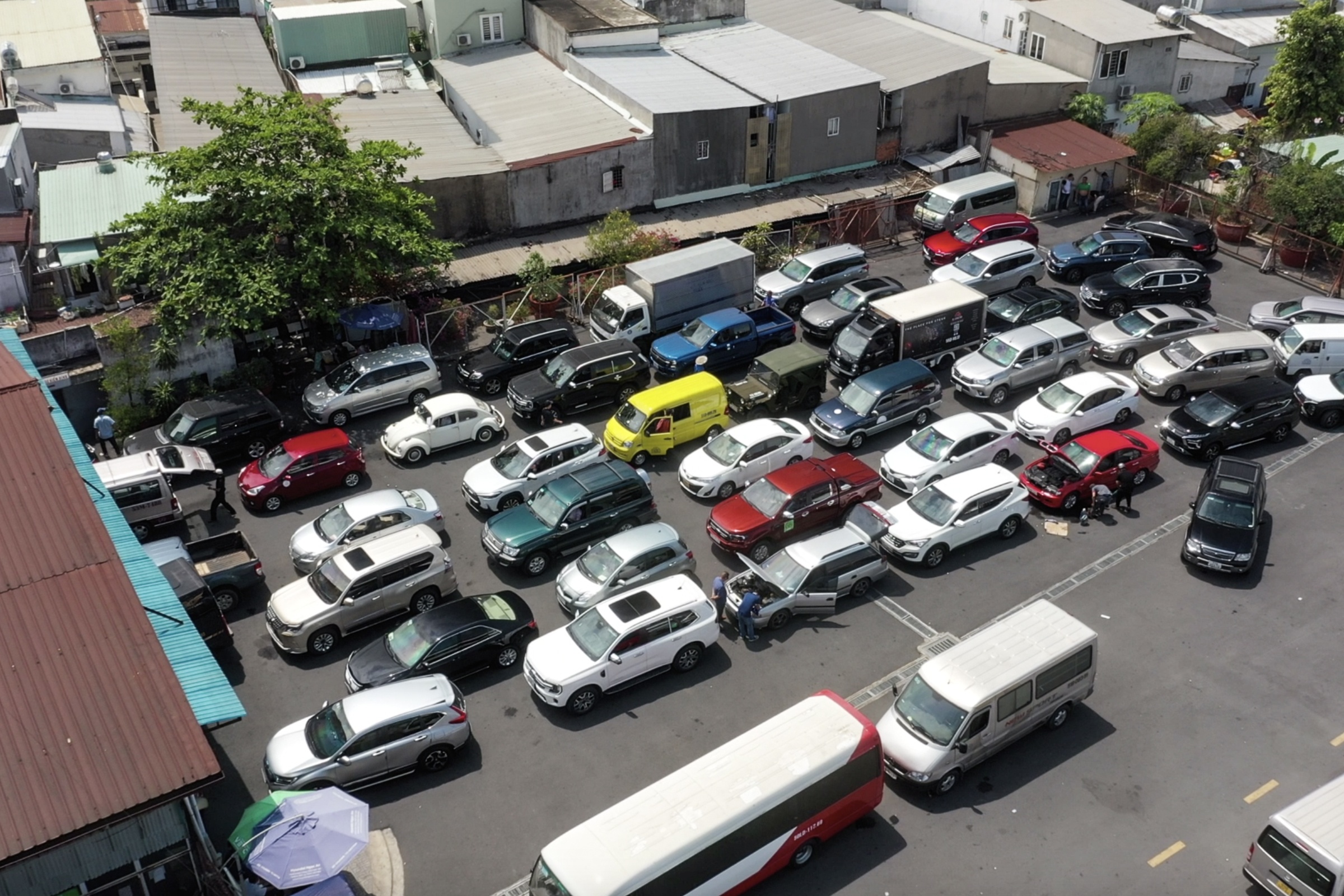 Dat lich dang kiem qua mang, tai xe o TP.HCM van phai xep hang ca ngay hinh anh