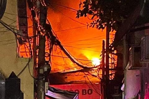 Co so che bien thuc an gia suc o TP.HCM bi thieu rui trong dem hinh anh