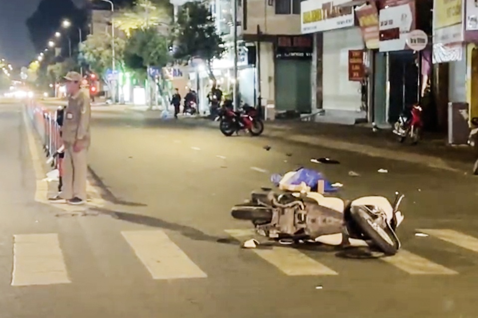 Nam thanh nien o TP.HCM thiet mang vi xe may can qua nguoi hinh anh