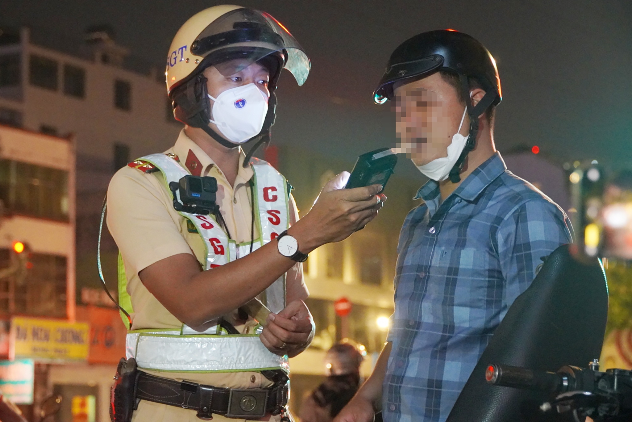 Uong 2 chai bia, tai xe o TP.HCM bi phat 7 trieu dong hinh anh