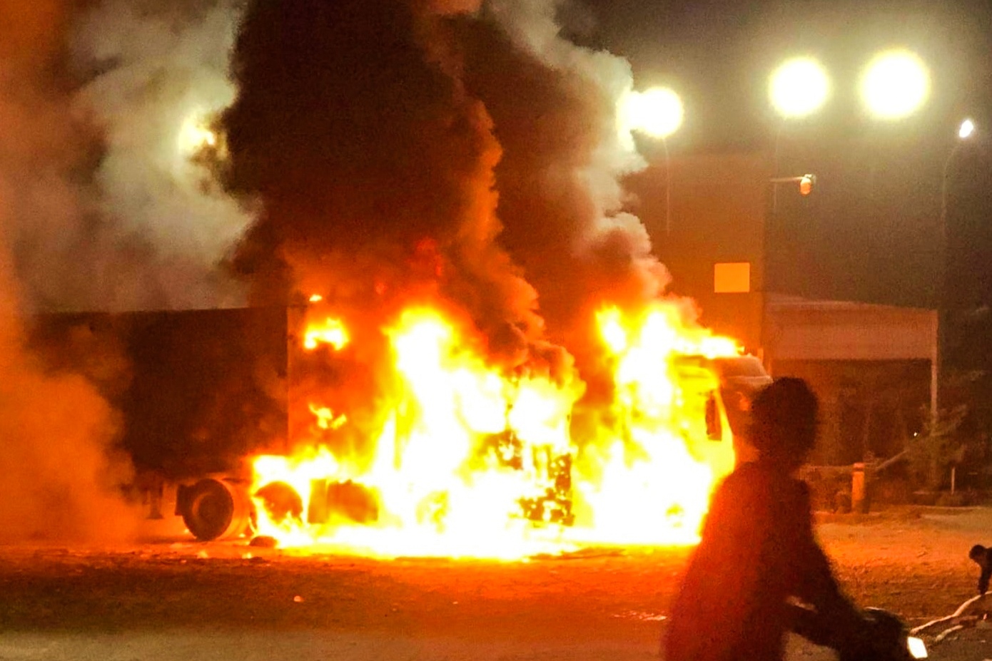 Thi the nguoi dan ong bi chay den sau vu chay 3 oto o Dong Nai hinh anh