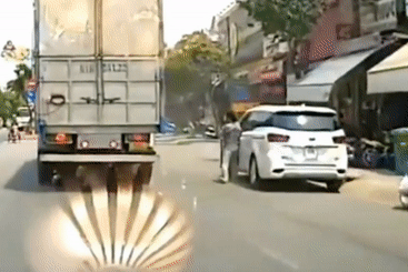 Nam sinh thoat chet khi bi cuon vao gam xe tai hinh anh