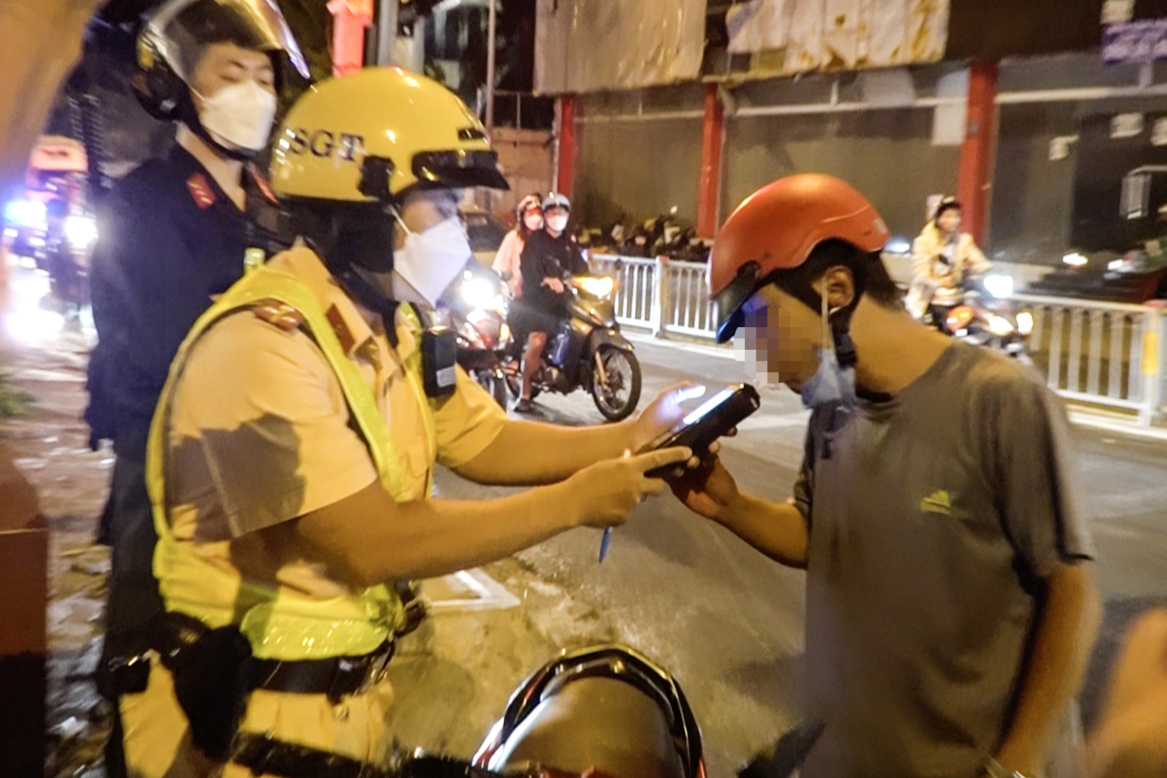 Tai xe o TP.HCM nghi ngo may do nong do con sai, khong ky bien ban hinh anh