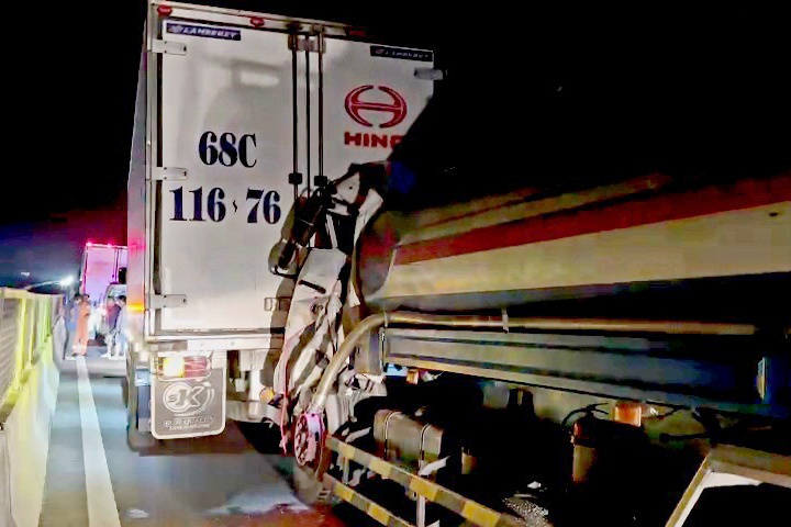 Tai xe gay hai chan, ket trong cabin sau tai nan tren cao toc hinh anh