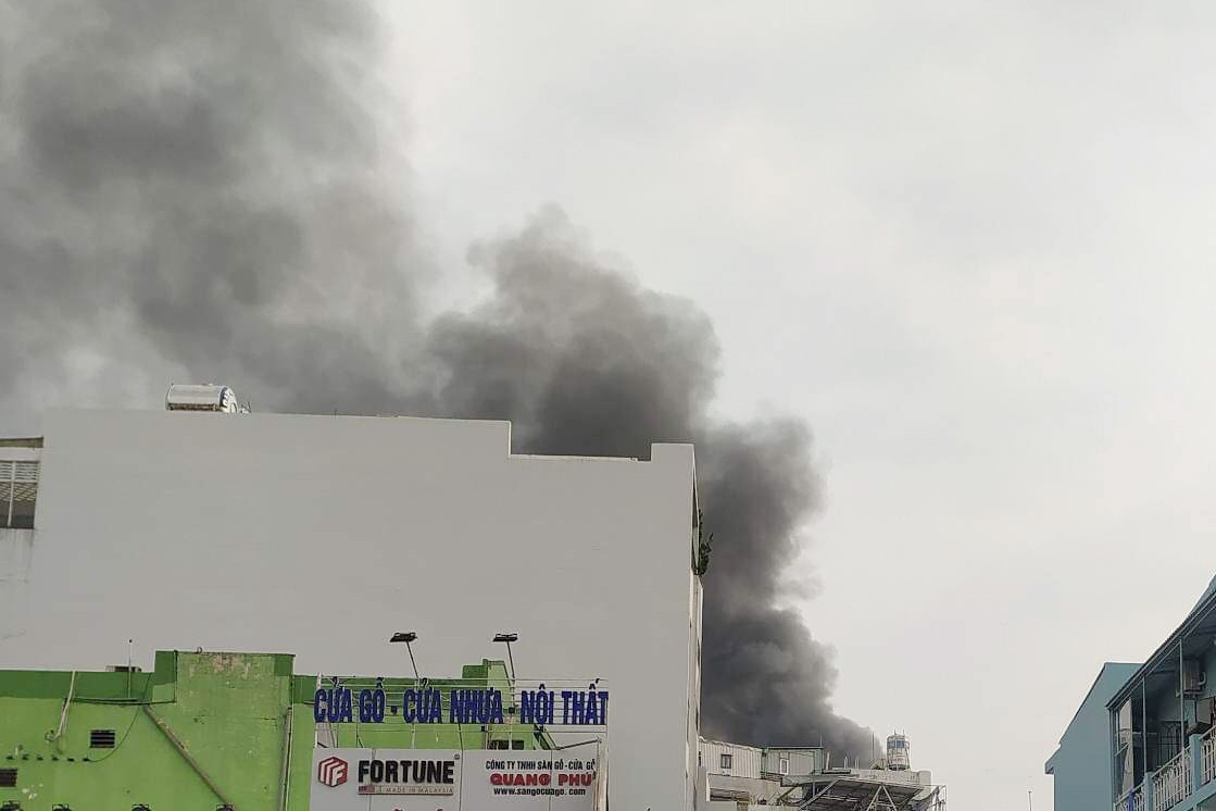 Can nha trong hem o TP.HCM boc chay sau tieng no hinh anh