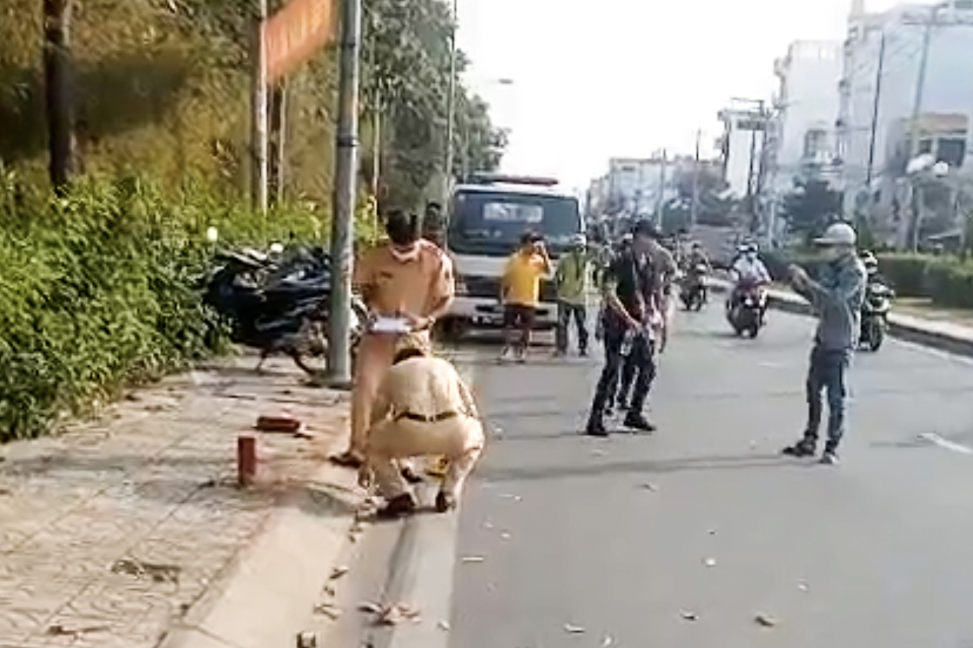 Nguoi dan ong o TP.HCM thiet mang khi lao xe len via he hinh anh