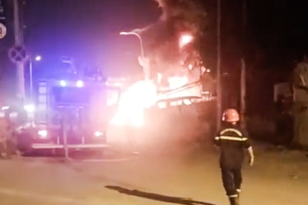 Chay bai phe lieu o TP.HCM, mot oto bi thieu rui hinh anh