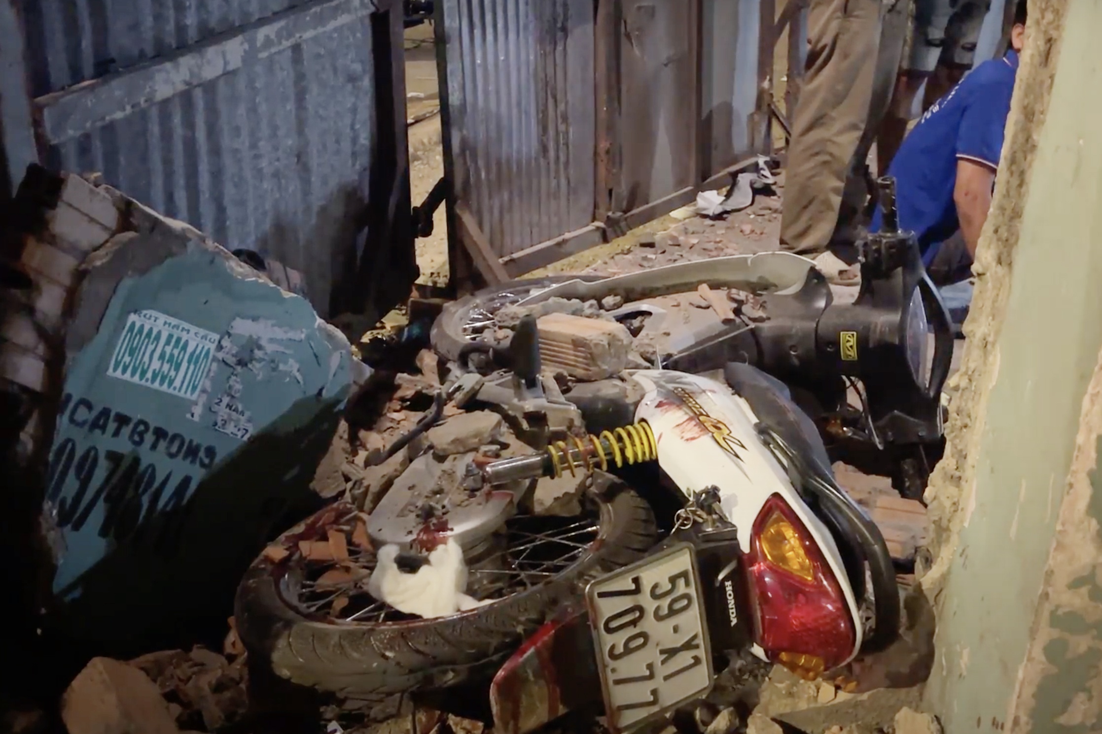 Nam thanh nien chay xe may tong sap tuong nha dan o TP.HCM hinh anh