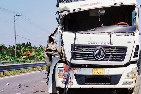 Phu xe dut lia canh tay sau tai nan giua 2 oto tren cao toc hinh anh