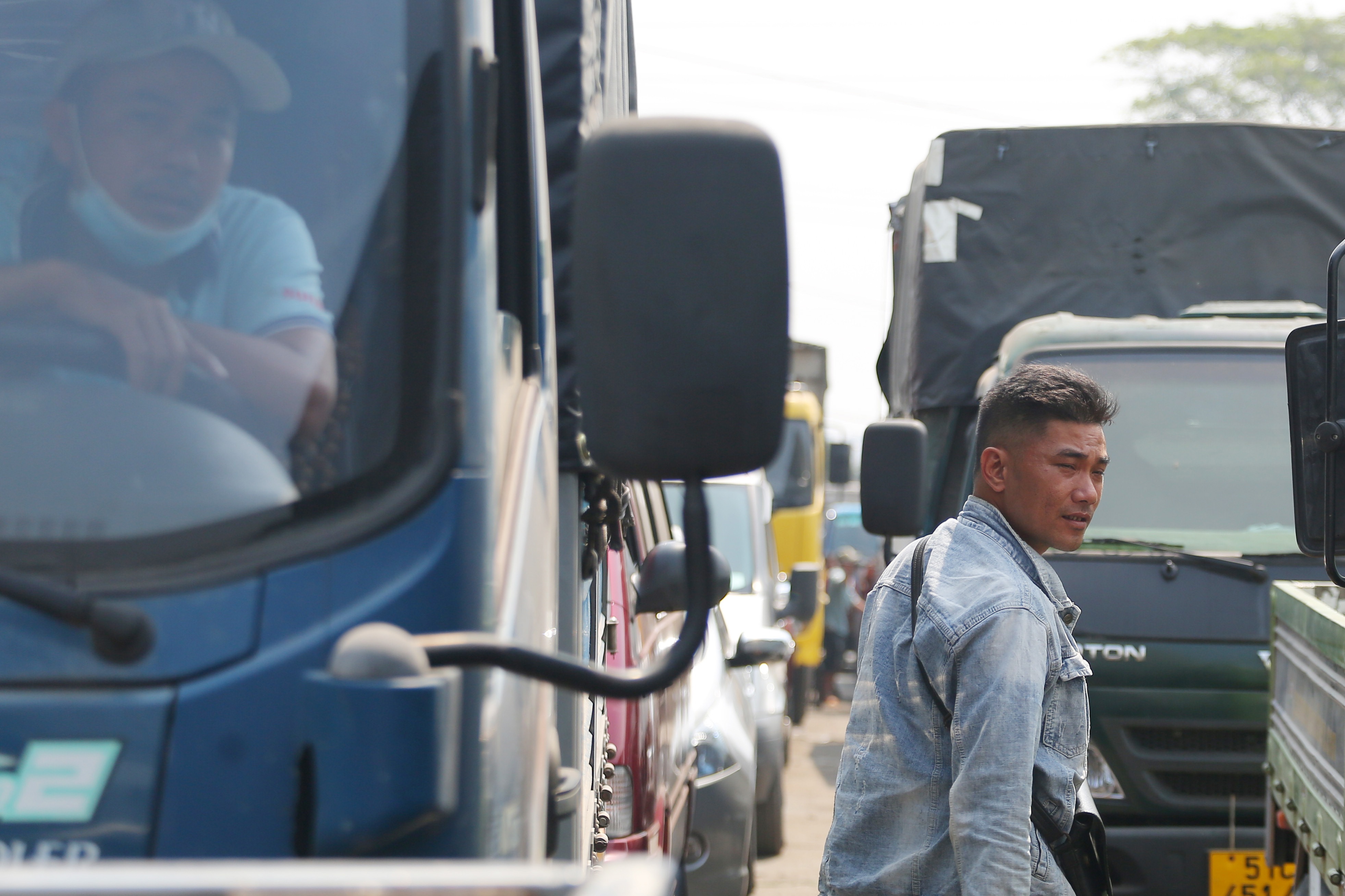 Tai xe TP.HCM di dang kiem: '3 ngay roi toi chua tam' hinh anh