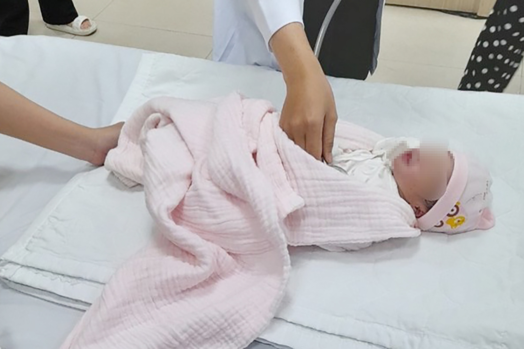 Be gai so sinh bi bo roi toi 8/3 hinh anh