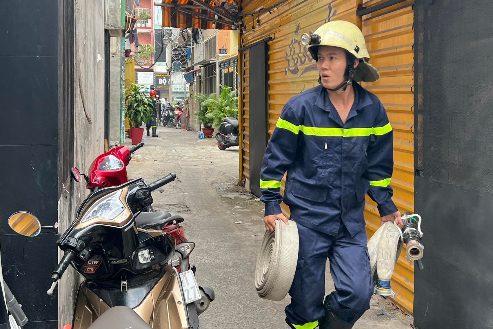 Kho thit quen tat bep, ho dan o TP.HCM gay chay nha hinh anh