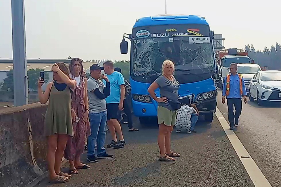 Tai nan lien hoan o cao toc TP.HCM - Trung Luong, du khach hot hoang hinh anh