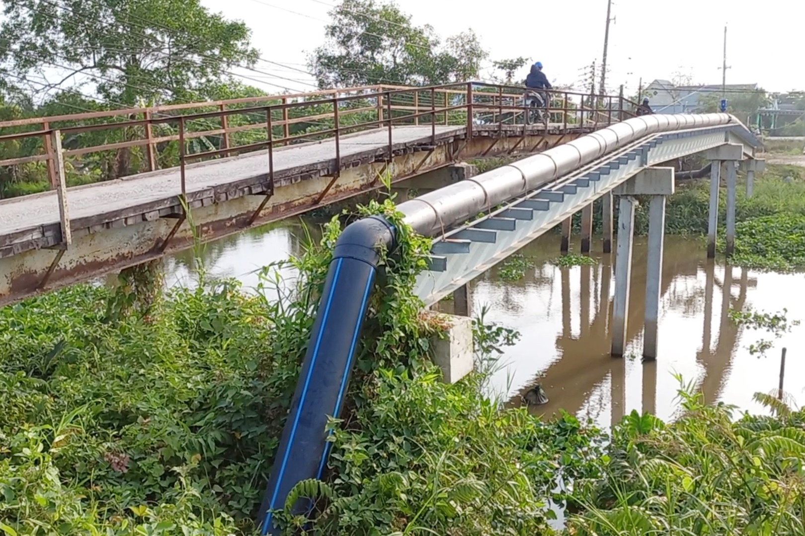 Thi the 2 thanh nien duoi kenh hinh anh