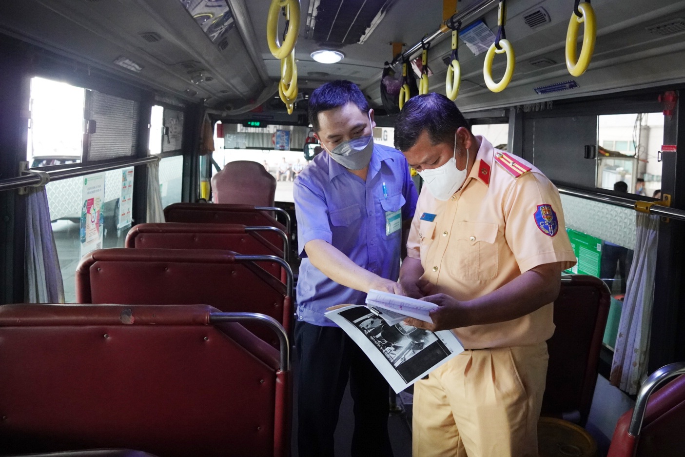 Luc luong CSGT bat dau ho tro dang kiem oto tai TP.HCM hinh anh