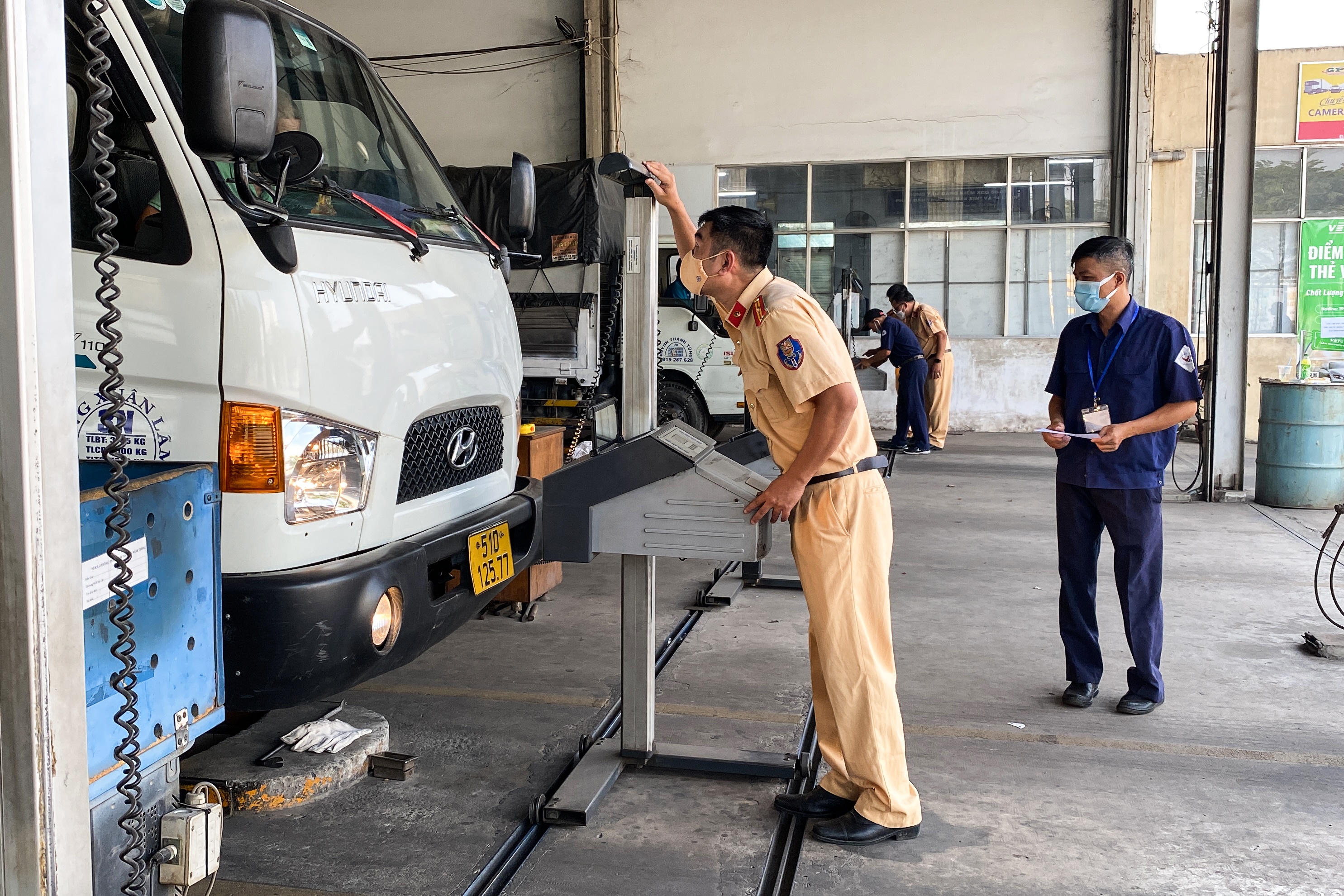 Tram dang kiem o TP.HCM van un u khi CSGT ho tro hinh anh