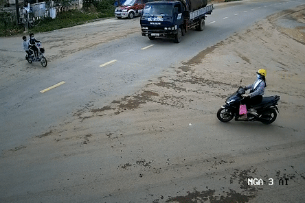 Khoanh khac va cham voi xe tai khien hoc sinh tu vong hinh anh