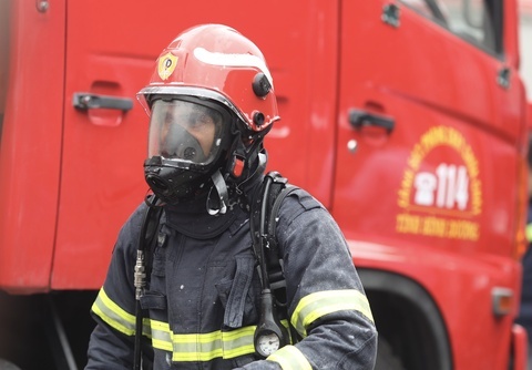 Xuat hien nguoi gia canh sat, moi mua tai lieu PCCC de lua dao hinh anh