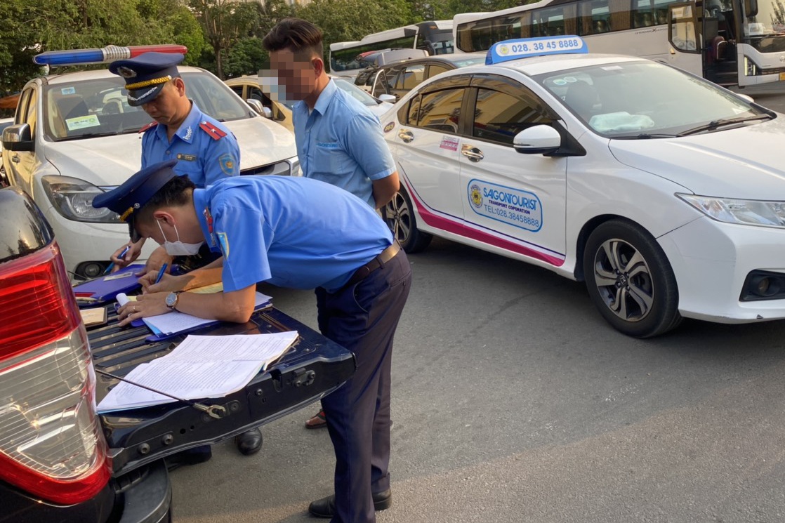 Tong Cong ty Du lich Sai Gon len tieng ve hang taxi 'chat chem' khach hinh anh