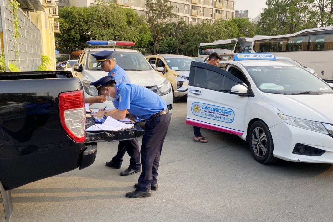 chat chem du khach anh 1