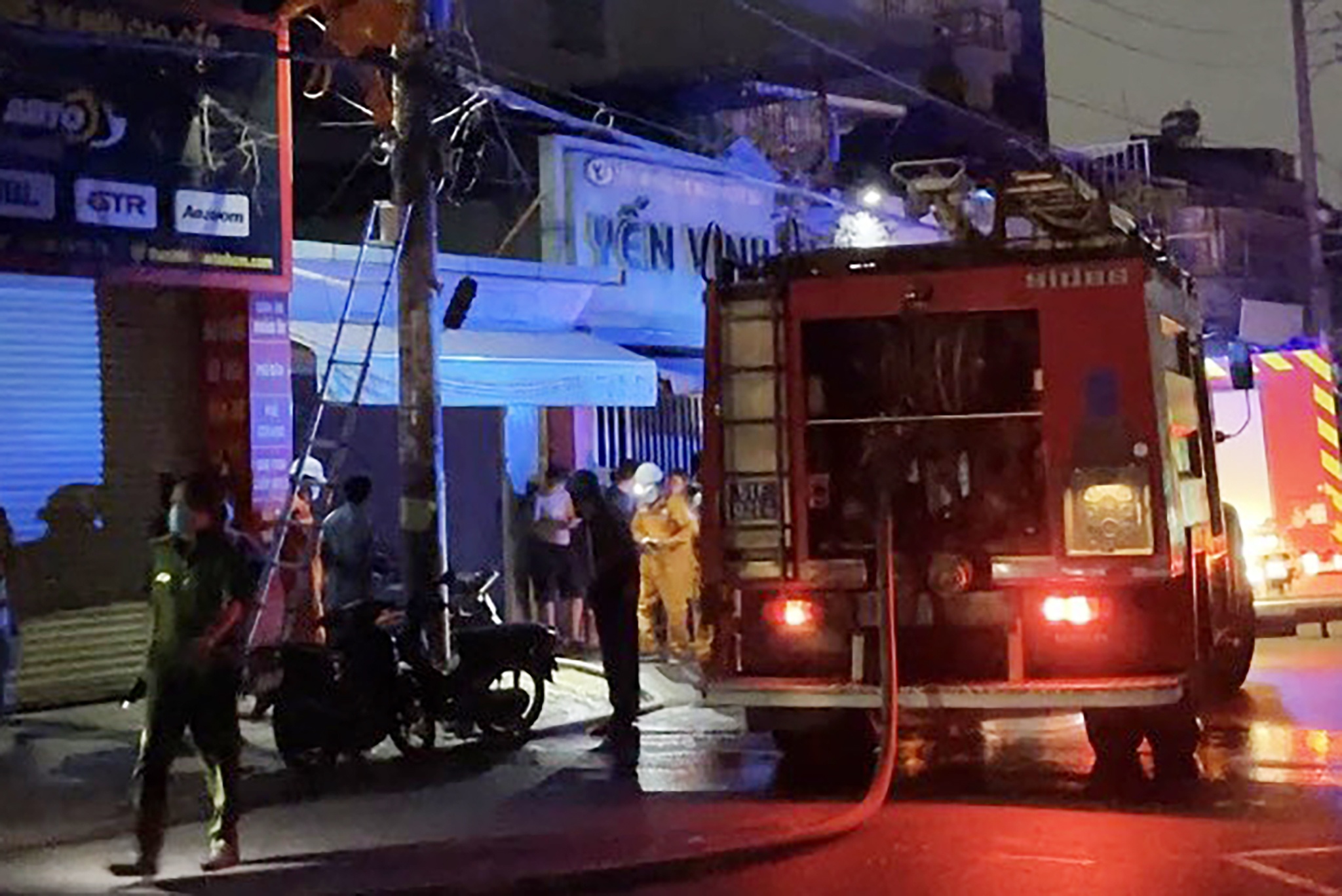 Cuu cu ba 100 tuoi khoi can nha boc chay o TP.HCM hinh anh