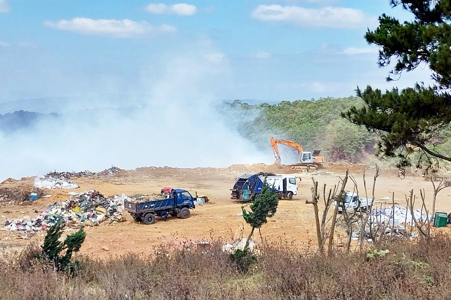 Bai rac Cam Ly chay lien tuc, khoi den uy hiep Da Lat hinh anh