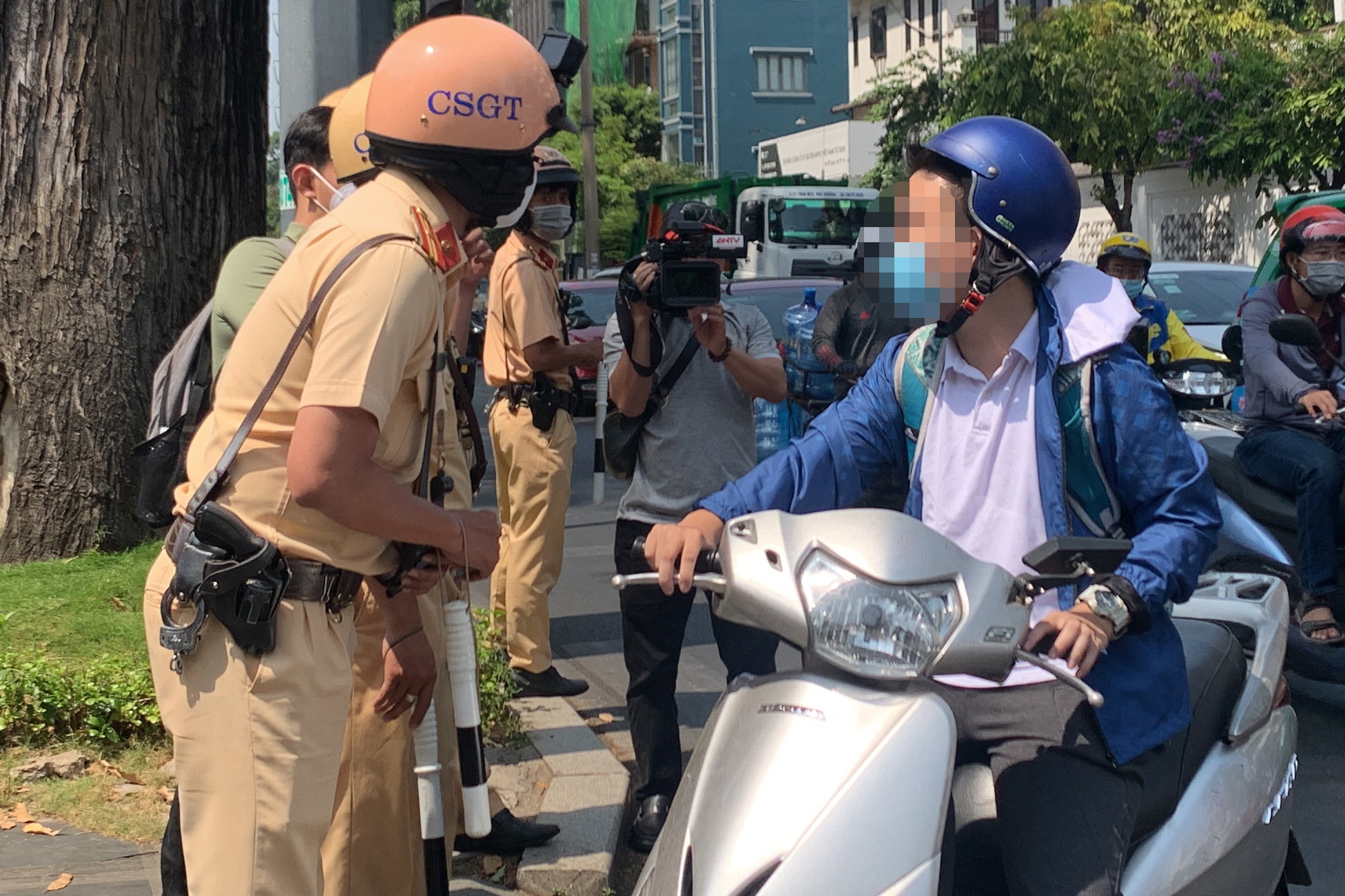 Giao xe may cho con di hoc, phu huynh o TP.HCM bi phat tien trieu hinh anh