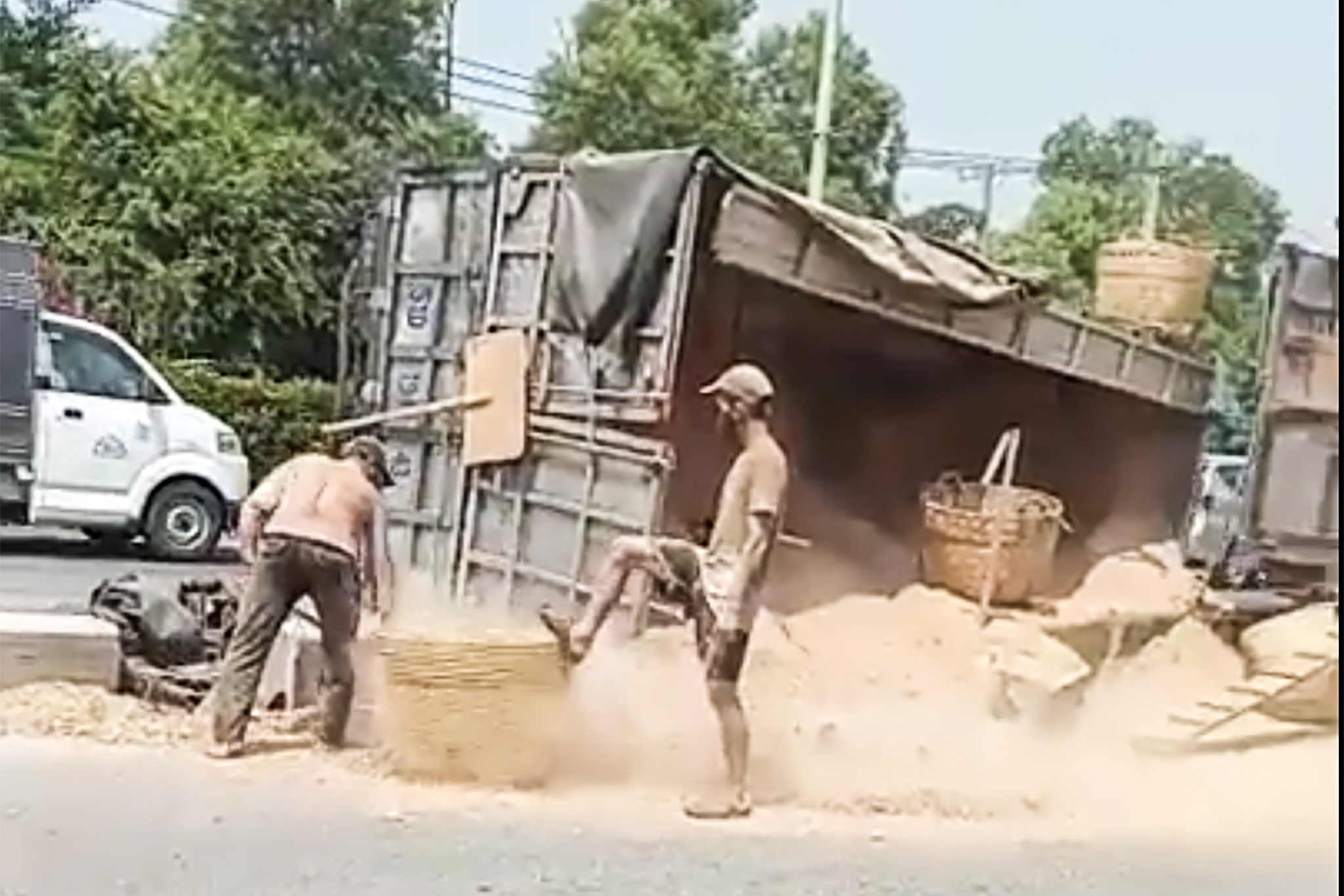 Xe tai lat ngang tren quoc lo o TP.HCM hinh anh