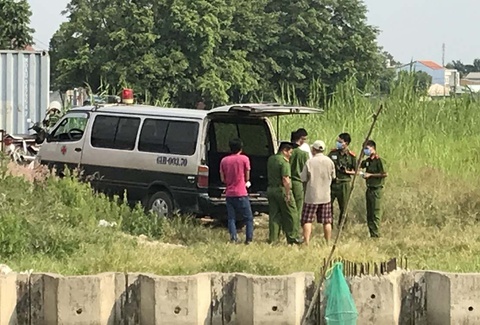 Thi the co gai dang phan huy troi tren song Tien hinh anh