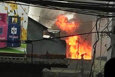 Chay vua ve chai o TP.HCM, nguoi dan dap lua bang 20 binh cuu hoa hinh anh