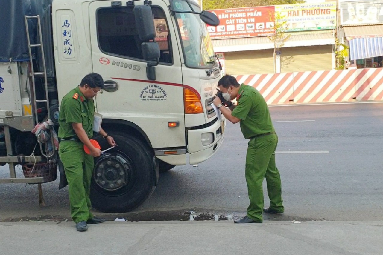 Nam thanh nien thiet mang khi tong vao duoi xe tai hinh anh