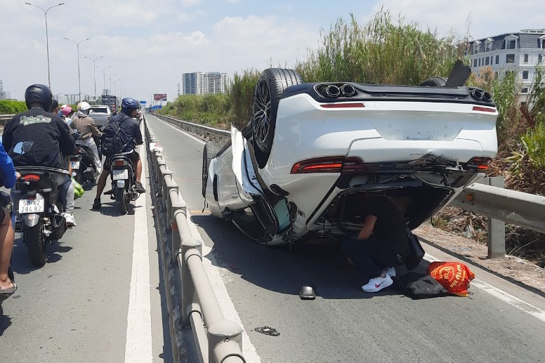 Oto Porsche huc vang 2 xe may roi lat ngua tren cao toc hinh anh