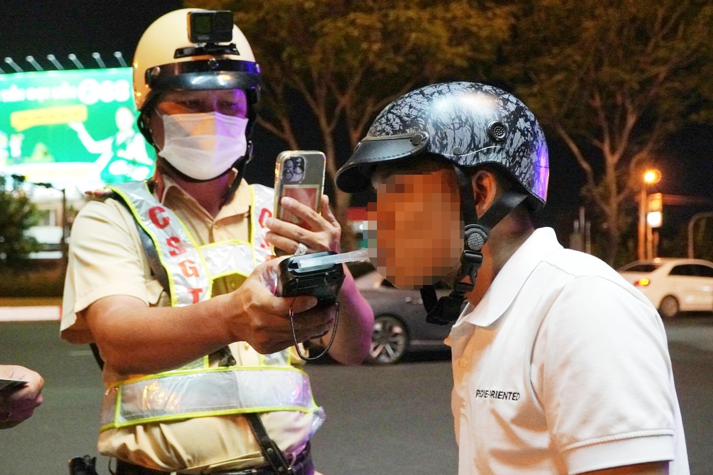 Bi phat vi 3 lon bia, tai xe o TP.HCM noi 'chung do ma say xin gi' hinh anh