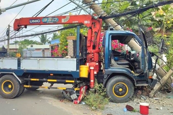 Xe cau tong chet 1 nguoi, lam hon 6.000 ho dan mat dien hinh anh